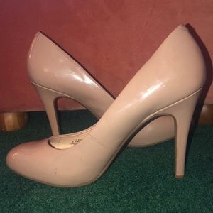 Jessica Simpson nude pumps